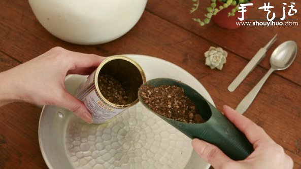 多肉植物移植到铁罐里,DIY清新盆栽的教程(图2) 多肉植物移植到铁罐里,DIY清新盆栽的教程(图2)