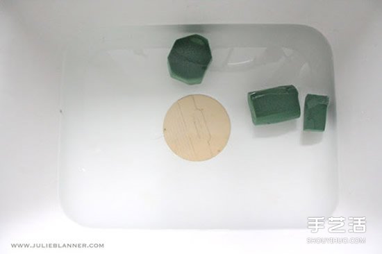 简易插花入门教程图解 所用花器是废旧圣杯~(图3)