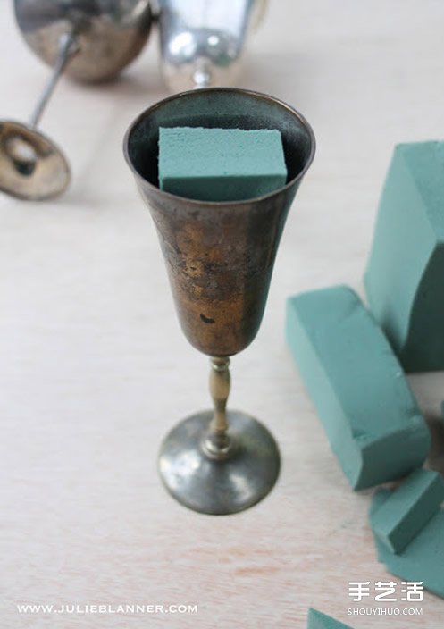 简易插花入门教程图解 所用花器是废旧圣杯~(图4)