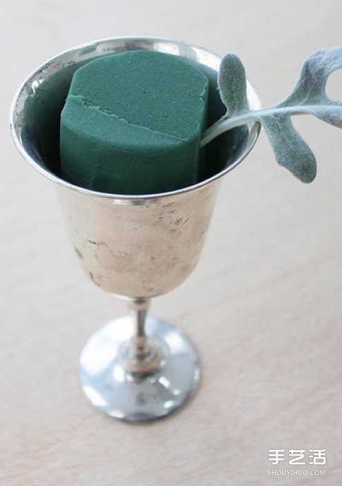 简易插花入门教程图解 所用花器是废旧圣杯~(图5)